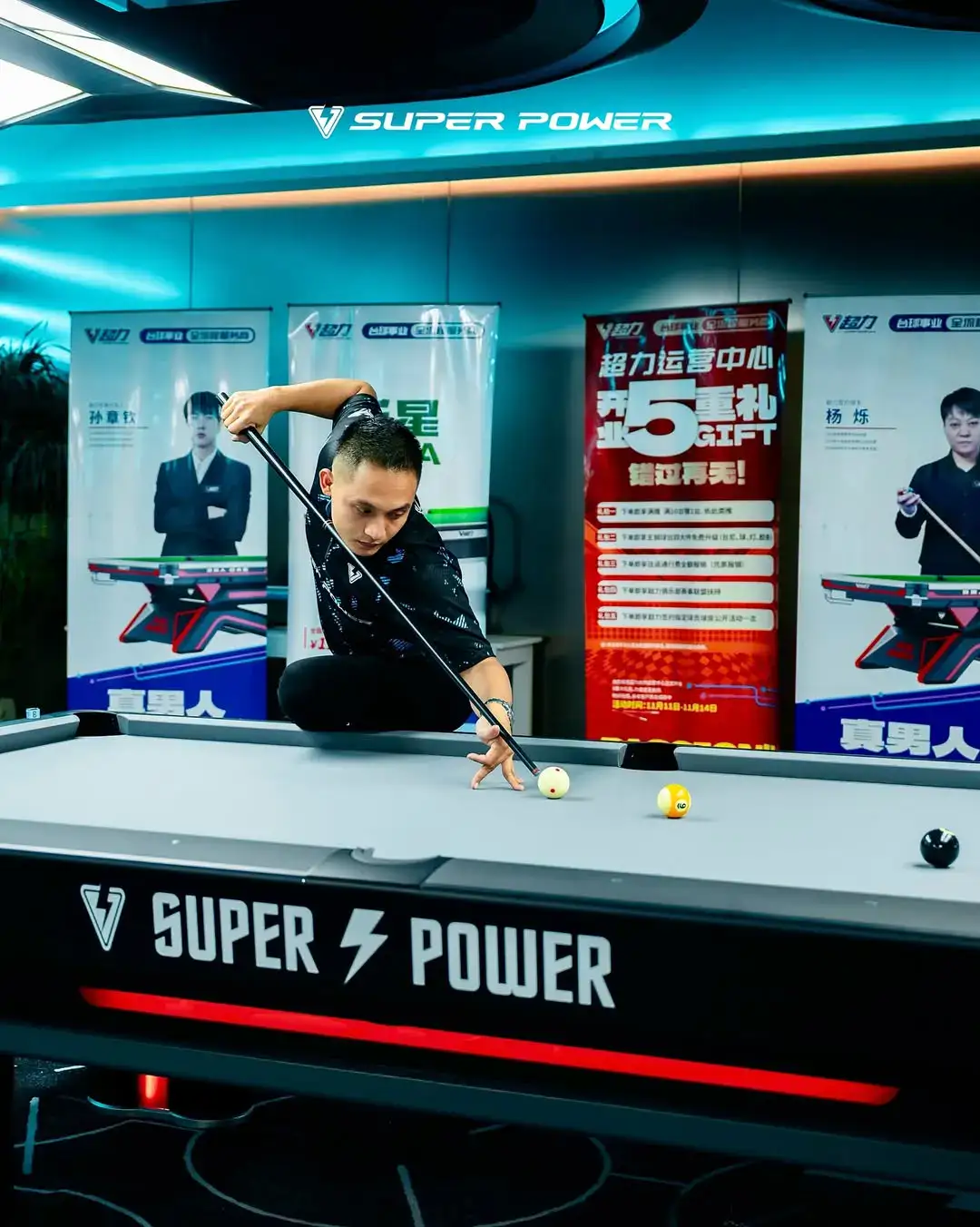 Gebby Boy biểu diễn với bàn SUPER POWER