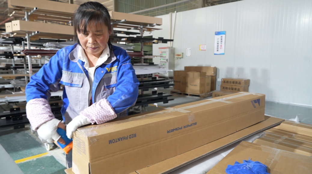 Nhân viên đóng kín thùng hàng mang thương hiệu SUPER POWER trước khi giao hàng
