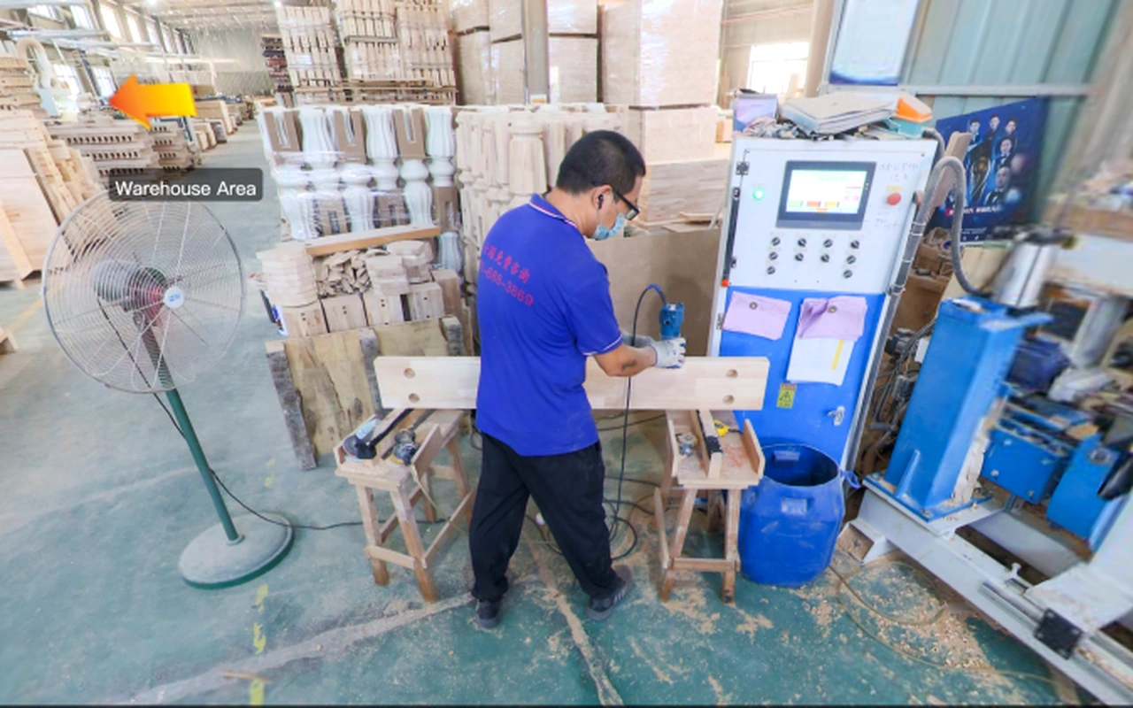 Nhân viên gia công một chi tiết gỗ bằng dụng cụ cầm tay