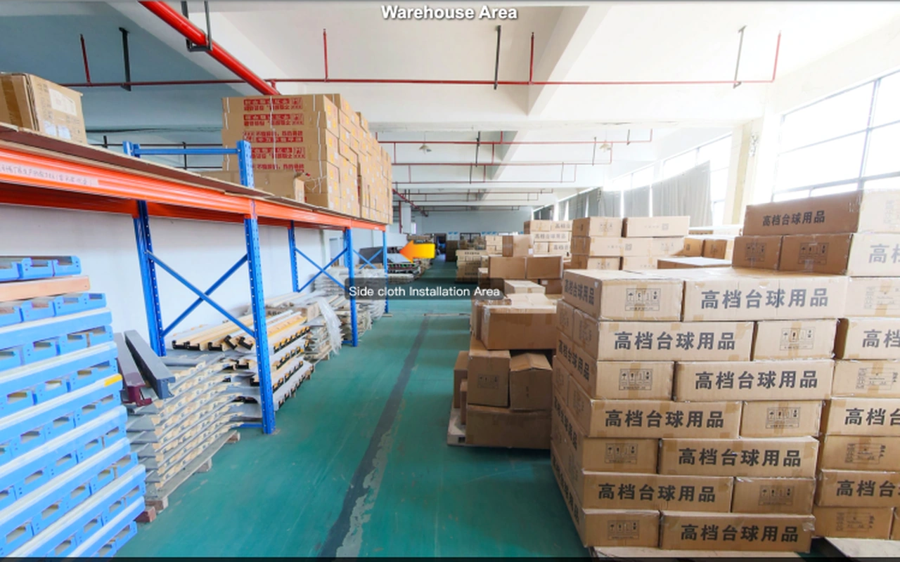 Thùng hàng và các bộ phận bàn bida được sắp xếp trong kho của nhà máy