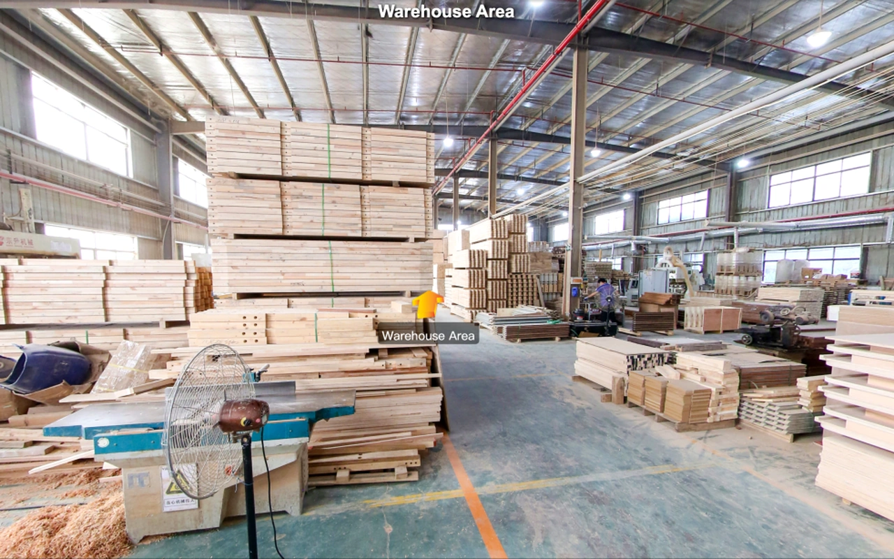 Các chi tiết gỗ được sắp xếp trong khu vực lưu trữ vật liệu của xưởng